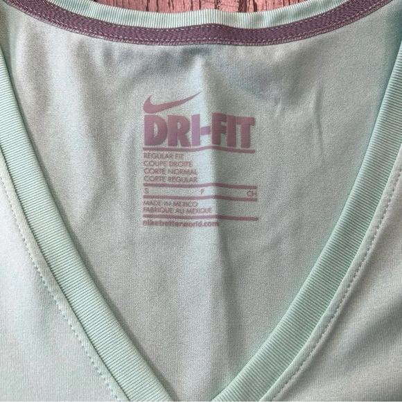 Nike Dri-Fit regular fit v-neck tee SZ SM - Picture 3 of 3